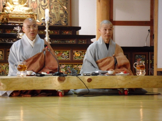 (왼쪽부터)무금선원 유나 영진 스님&#44; 향성선원장 문석 스님