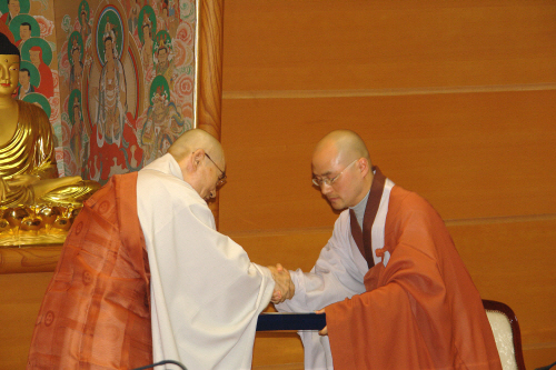 학인 논문공모전 대상수상자인 보일 스님(오른쪽)이 교육원장 청화 스님으로부터 상패를 수여받고 있다.