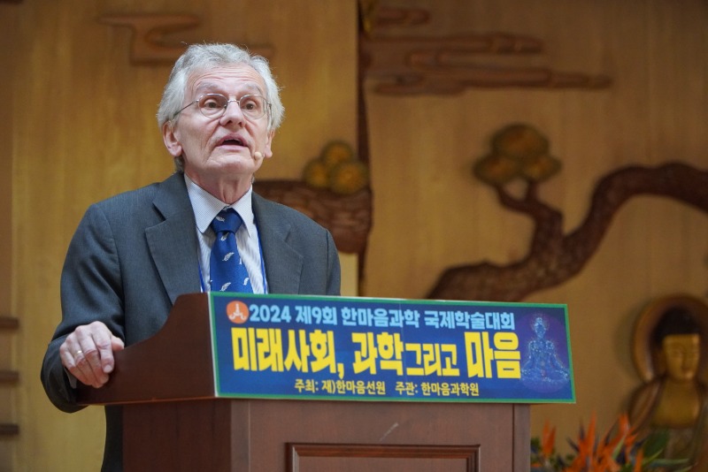 1_독일 본 대학교의 만프레트 후터 교수가 10월 5일 열린 한마음과학원 제9회 국제학술대회에서 기조강연을 하고 있다..jpg