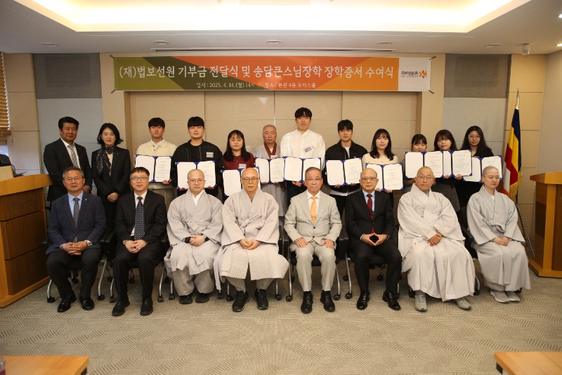 2. 장학생 10명과 함께 양 기관의 주요 인사들이 기념사진을 촬영하고 있다..jpg