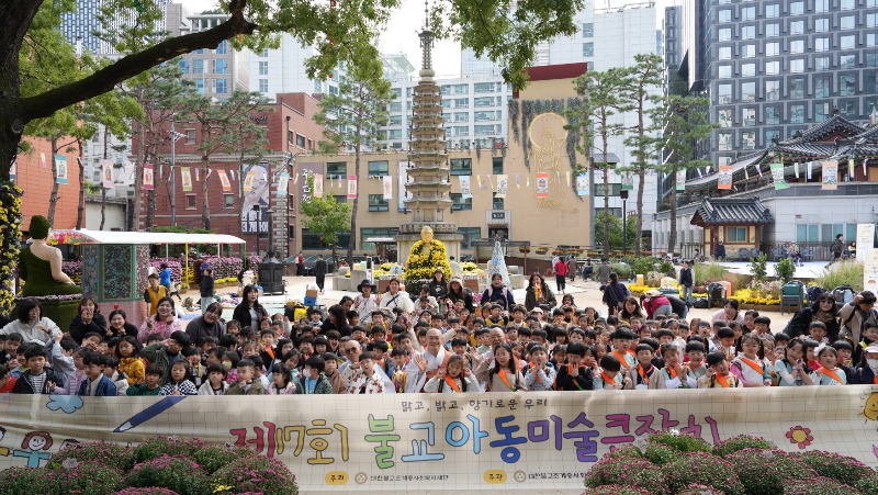 제17회 불교아동미술큰잔치 참가 아동들과 함께 단체사진을 촬영하는 모습.JPG