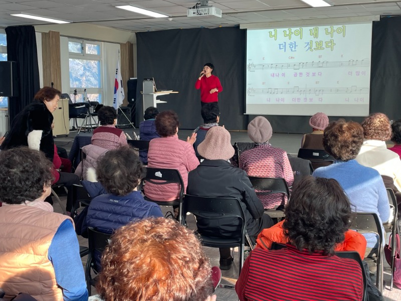 은빛노인대학 노래교실 개강 (1).JPG