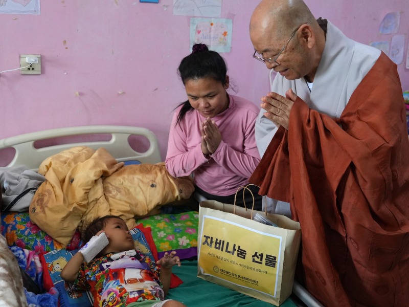 대표이사 도륜 스님이 치료중인 환아 쾌유를 기원하는 모습.JPG