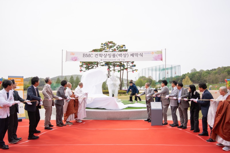 3. 주요 관계자들이 자리한 가운데 백상(白象)이 제막되고 있다..jpg