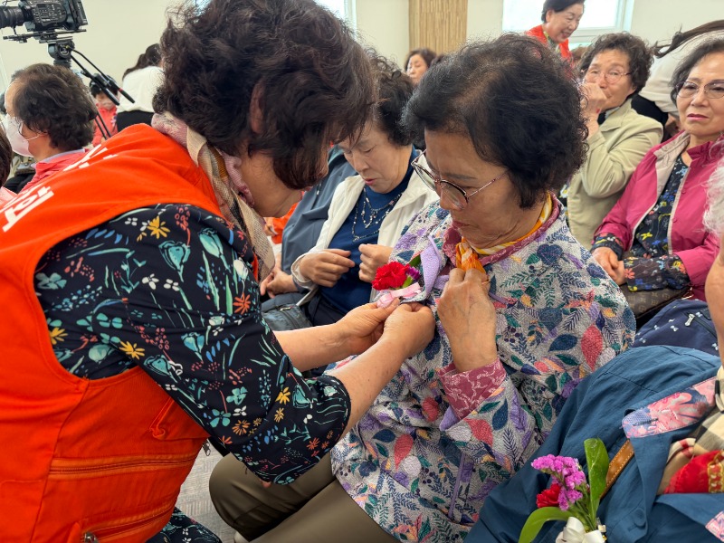 낙동종합사회복지관 경로잔치 개최 (1).jpg