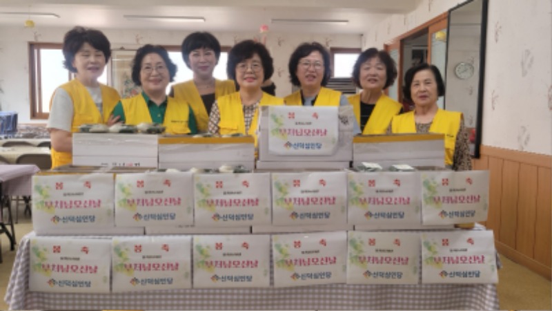 신덕심인당 떡 나눔.jpg