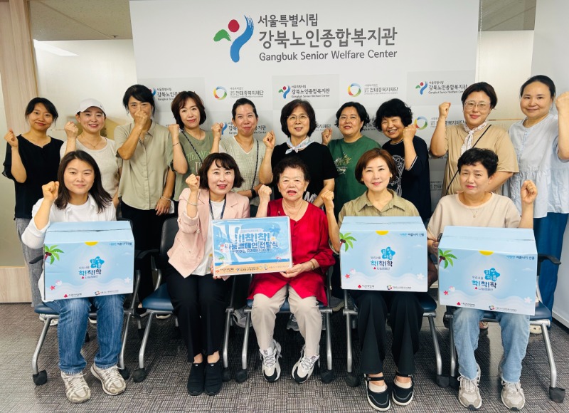 사진1-희망꾸러미 전달식(생활지원사, 맨 앞 가운데 왼편 2번째 김나현 관장).jpg